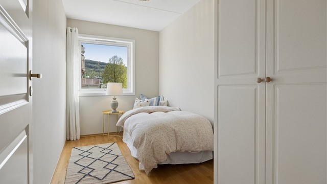 Soverommet har plass til seng og garderobeløsning.