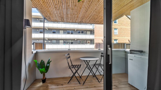 Balkong på 5 kvm med plass til en liten sittegruppe. På sommeren er balkongen en forlengelse av leiligheten.