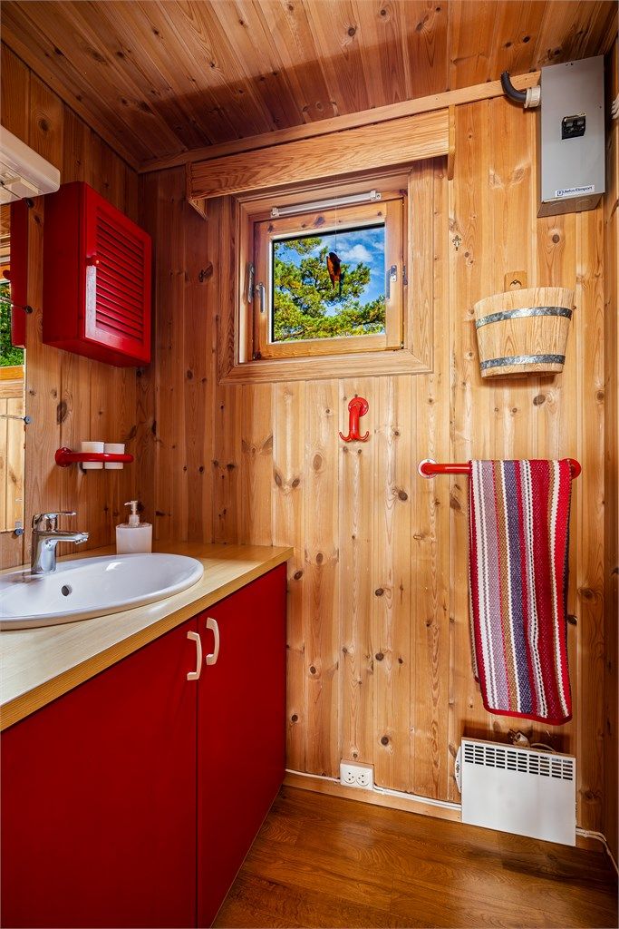 Rom med servant i hytta.