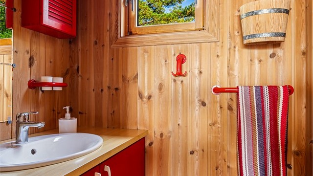 Rom med servant i hytta.