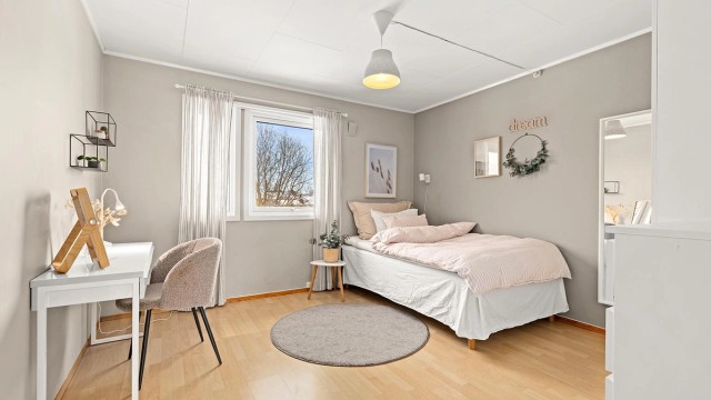 Soverom 3 er også lyst og trivelig som passer godt som barnerom eller kontor.
