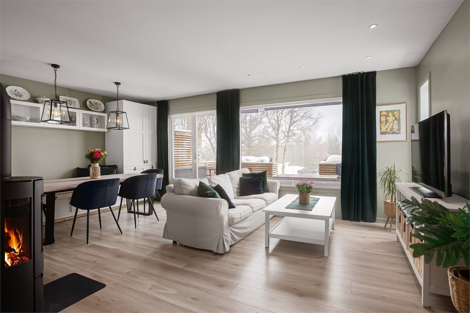 Stuen er malt opp i delikate og lune farger, med en nyere laminat på gulvene