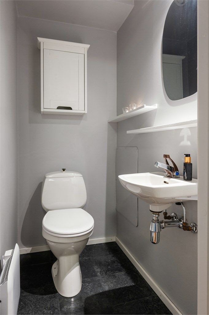 Leiligheten har et praktisk, separat toalettrom med servant.