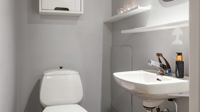 Leiligheten har et praktisk, separat toalettrom med servant.