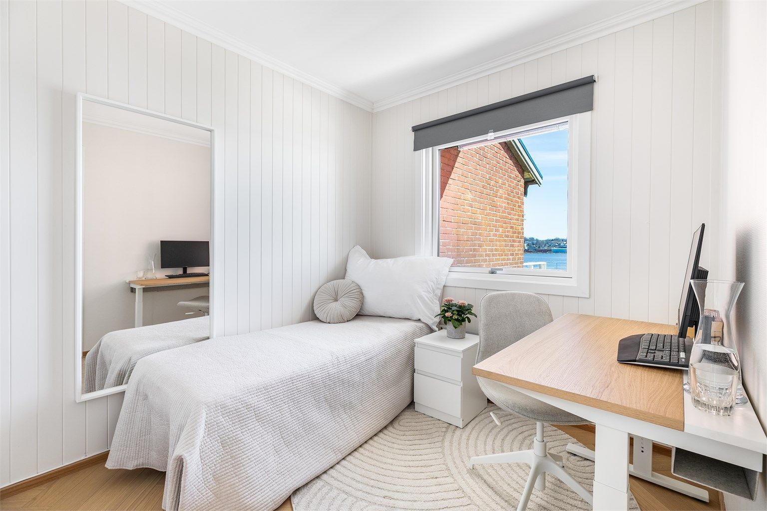 Soverommet på øvre plan er i likhet med stuen nymalt og oppgradert med ny fiskebeinsparkett. Vinduet ble skiftet ut i 2014.
