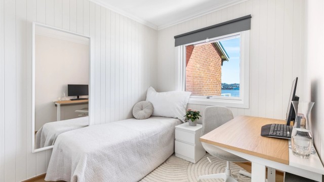 Soverommet på øvre plan er i likhet med stuen nymalt og oppgradert med ny fiskebeinsparkett. Vinduet ble skiftet ut i 2014.