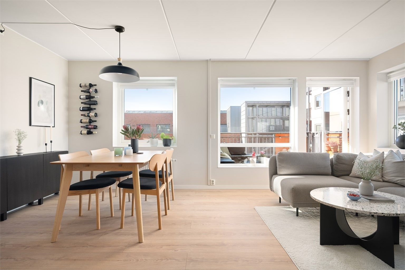 Stuen er av god størrelse med plass til å møblere i soner.