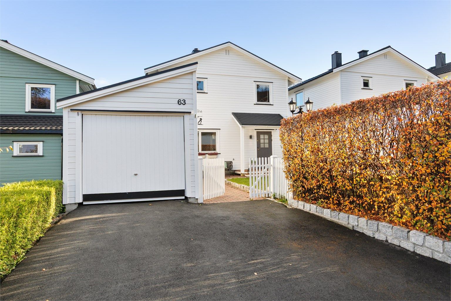 Boligen har asfeltert gårdsplass og frittstående garasje rett utenfor