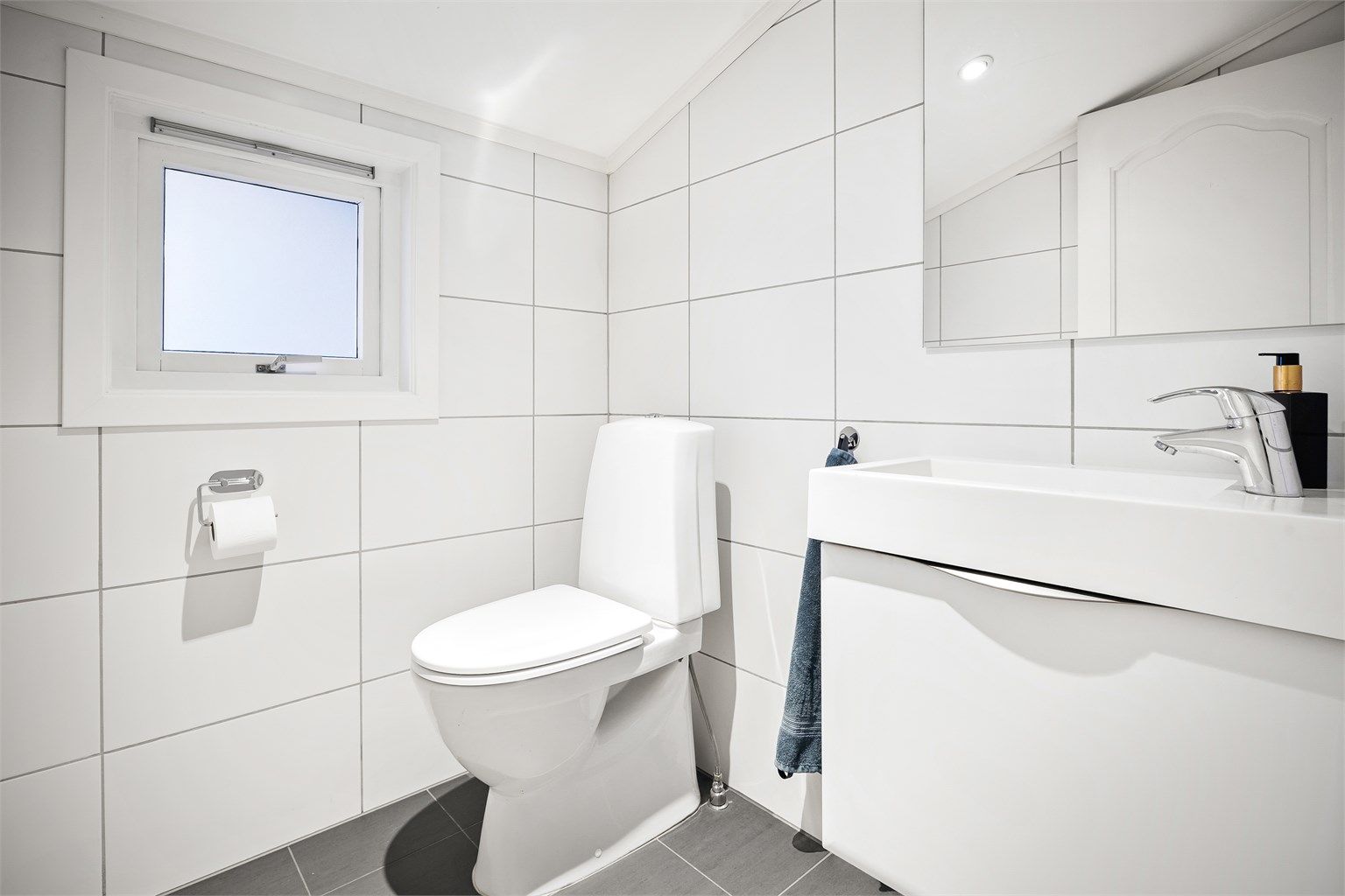 Praktisk wc-rom som ble oppgradert med overflater, innredning og inventar i 2014