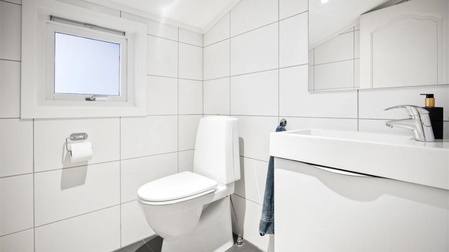 Praktisk wc-rom som ble oppgradert med overflater, innredning og inventar i 2014