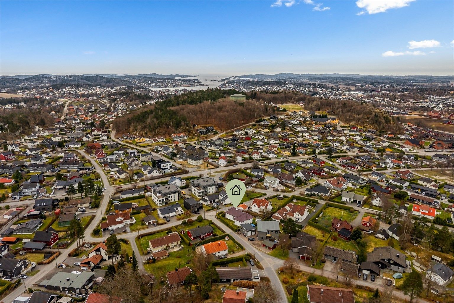 Det er en god intern beliggenhet med sentrum på ene siden, og kort vei til E18 og Torp flyplass - perfekt for pendleren!