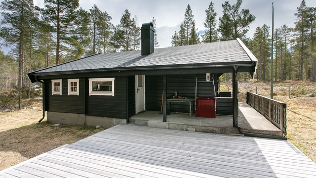 Fra stuen er det utgang til en stor markterrasse på 48 kvm.