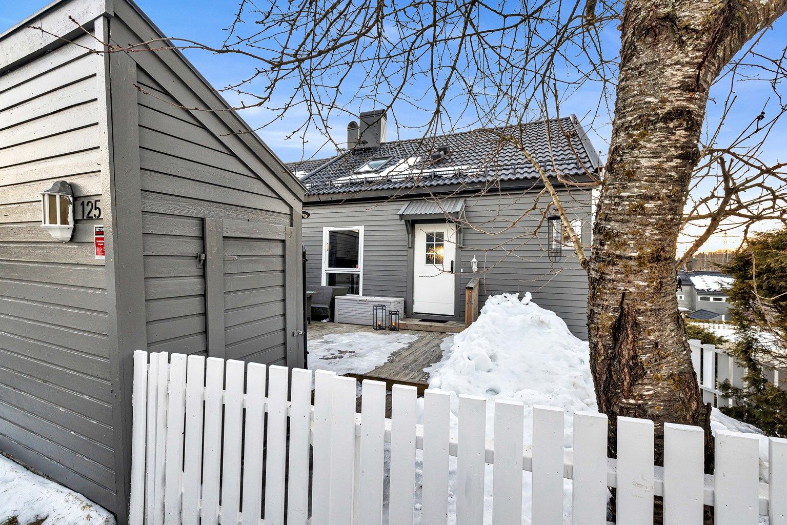 Leiligheten ligger i enden av rekken, noe som gir en fredelig og skjermet atmosfære med lite innsyn