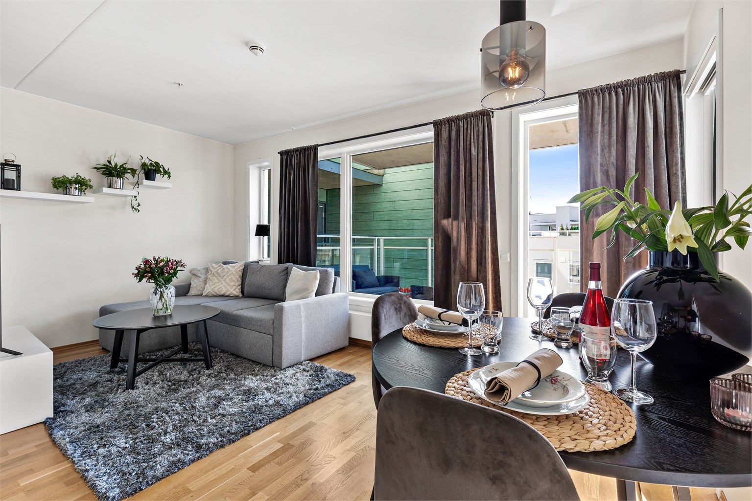 Stuen er av god størrelse med plass til sofa, salongbord og TV-seksjon. Her er det også utgang til boligens balkong. 