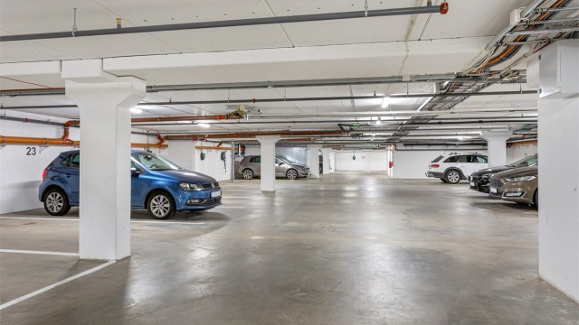 Medfølgende bruksrett på fast garasjeplass med nyere el-billader.