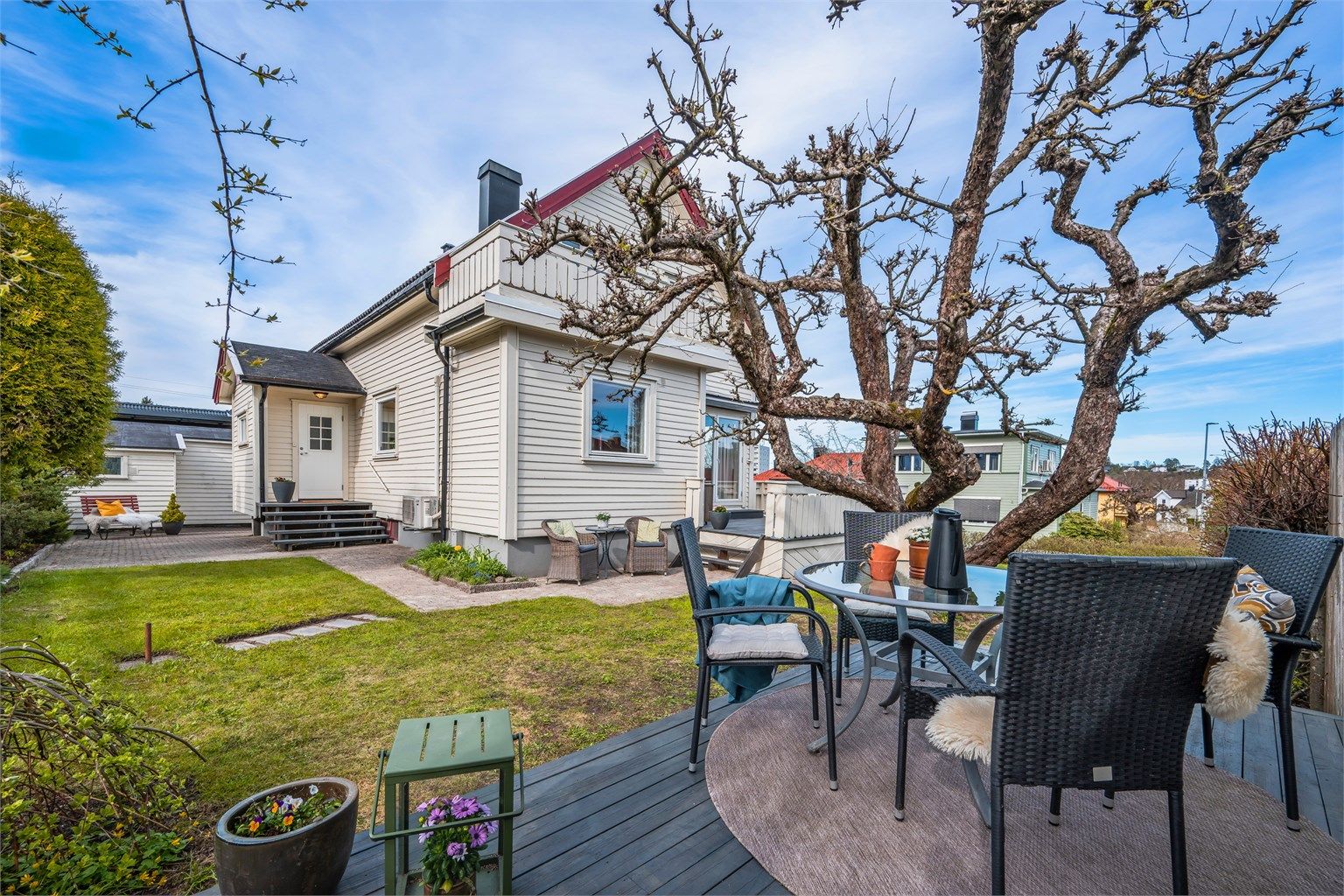 Eiendommen har en skjermet og koselig hage med en sydvendt terrasse i trykkimpregnert tre.
