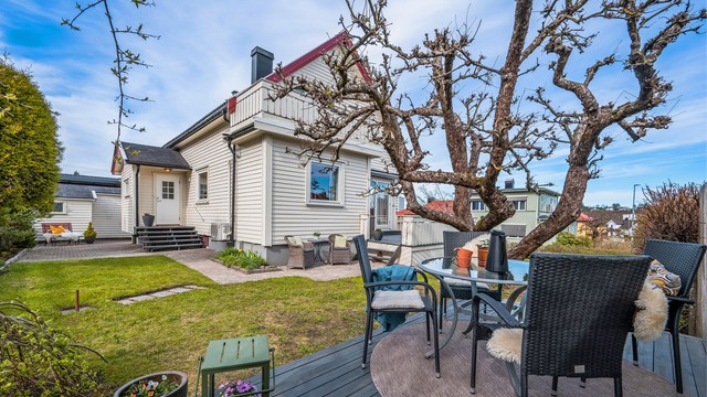 Eiendommen har en skjermet og koselig hage med en sydvendt terrasse i trykkimpregnert tre.