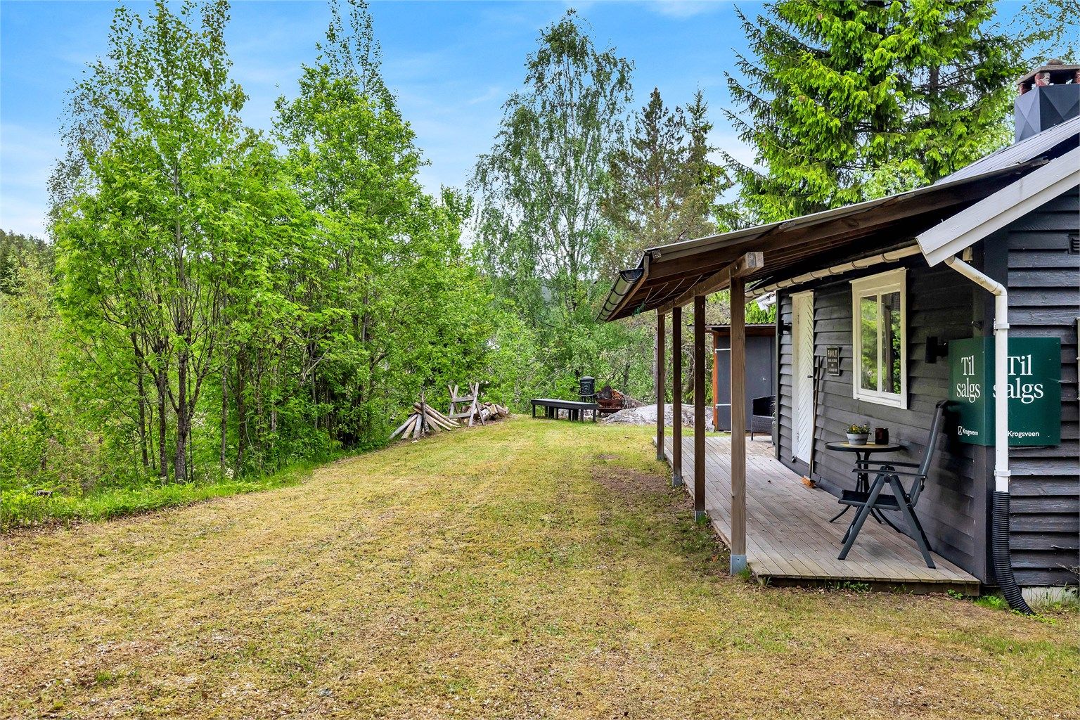 Hytta har en enkel standard med oppussingsbehov med stue, kjøkken og et soverom.