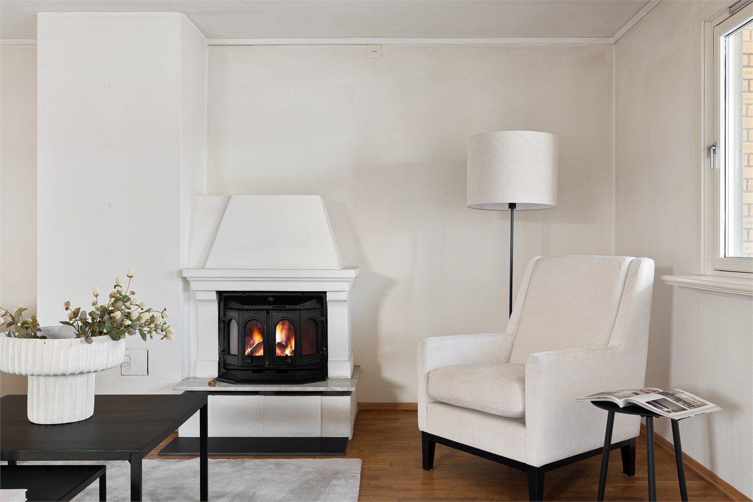 Koselig stue med peis som skaper en lun og hyggelig atmosfære. 