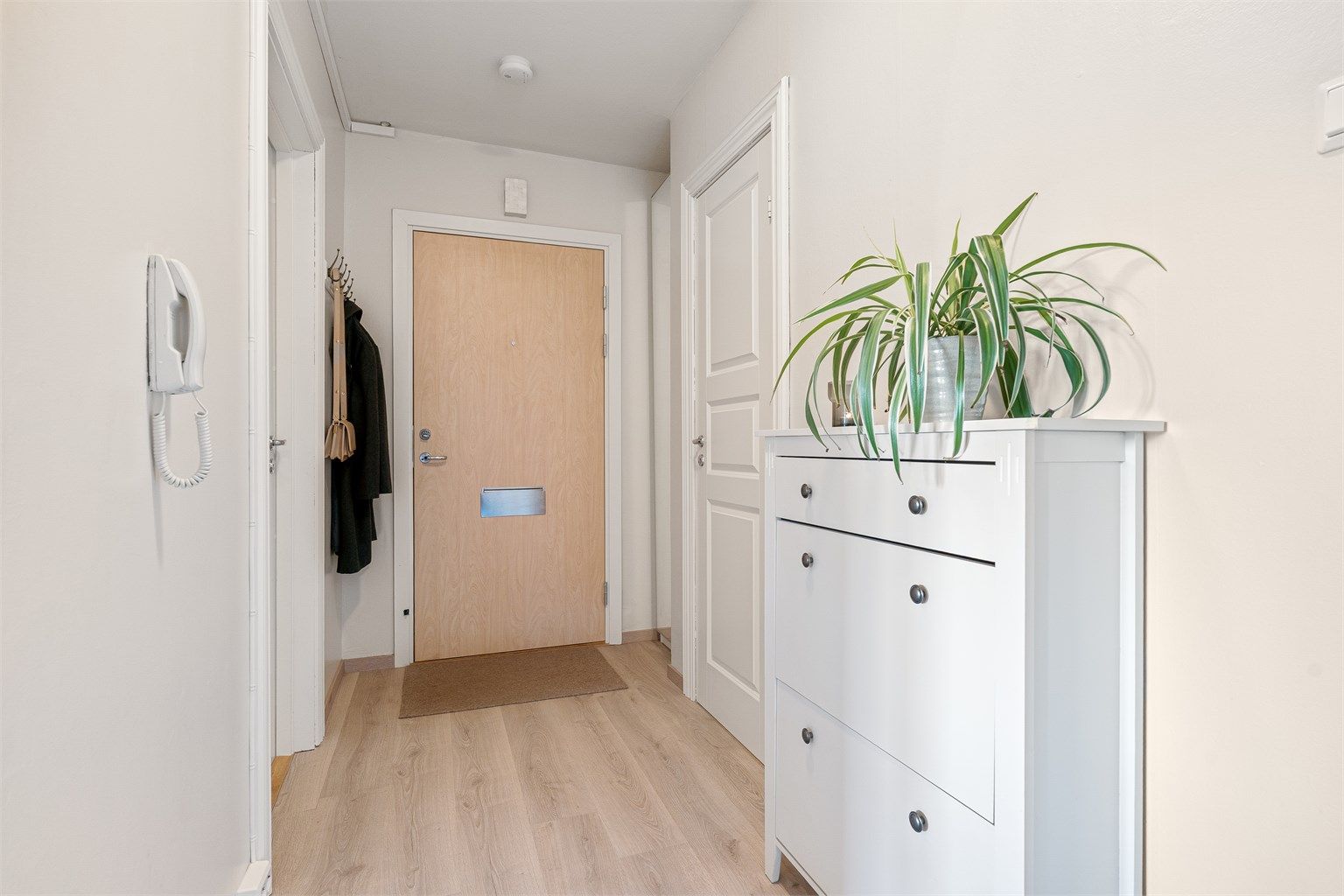 Leiligheten disponerer videre to boder på til sammen 6 kvm, hvor en befinner seg i felles kjeller, og en på felles loft. 