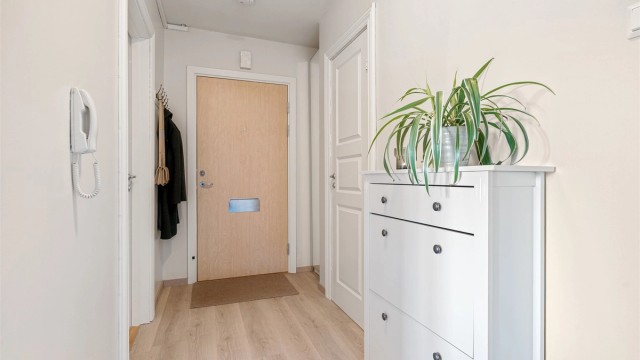 Leiligheten disponerer videre to boder på til sammen 6 kvm, hvor en befinner seg i felles kjeller, og en på felles loft.