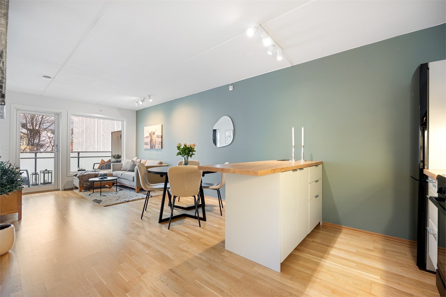 Leiligheten har god planløsning og ligger tilbaketrukket til i et attraktivt område med nærhet til alt byen har å tilby. 