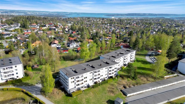 Hosle området ligger mellom Østerås og Bekkestua. Det er kort vei til begge disse områdene som byr på butikker, spisesteder, senter og t-banemuligheter