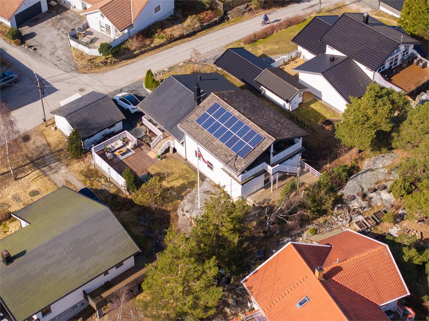 Siden 2022 er boligen tilført vesentlige påkostninger, utvendig som innvendig. Fasaden ble i 2025 malt hvit med to strøk Drygolin Pluss oljedekkbeis som er meget værbestandig.