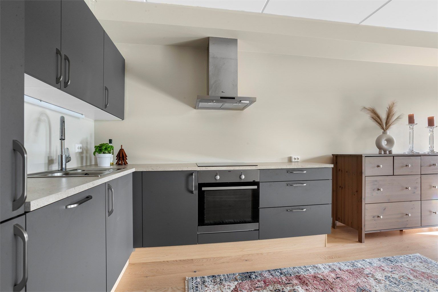 Kjøkkeninnredning med slette fronter og laminat benkeplate. Integrerte hvitevarer 