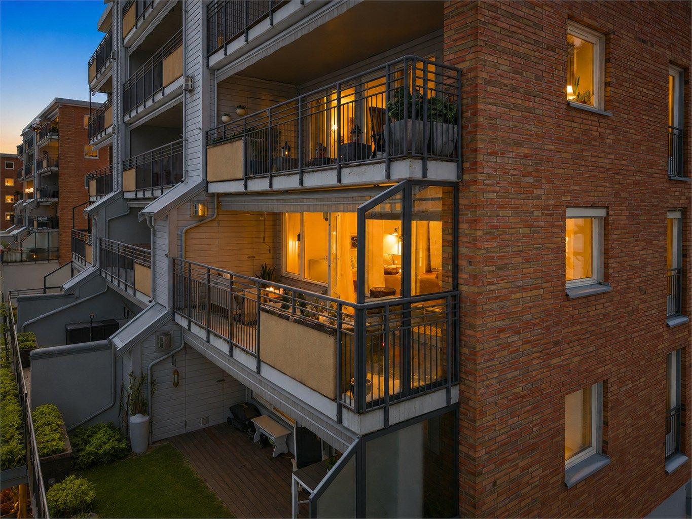 Leiligheten ligger i en høy 2.etg. Trappefritt med heis. Beliggenheten oppleves meget luftig og solrik. 