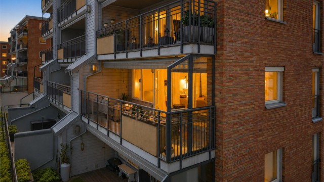 Leiligheten ligger i en høy 2.etg. Trappefritt med heis. Beliggenheten oppleves meget luftig og solrik.