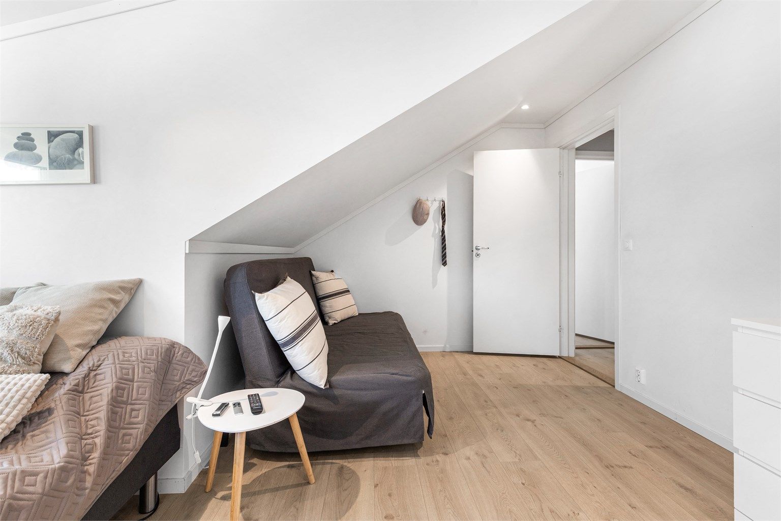 I loftsetasjen er det tre soverom av god størrelse. Plass til dobbeltseng og garderobeskap i alle. (Soverom 2)