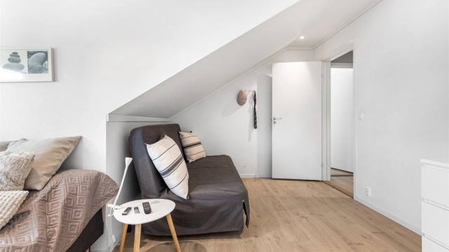 I loftsetasjen er det tre soverom av god størrelse. Plass til dobbeltseng og garderobeskap i alle. (Soverom 2)