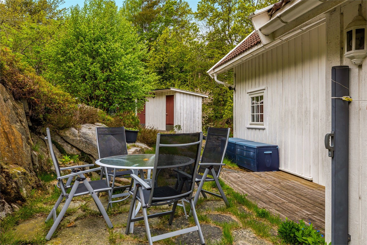 Uteplassen som avgrenses av fjellet i bakkant er godt skjermet for innsyn.