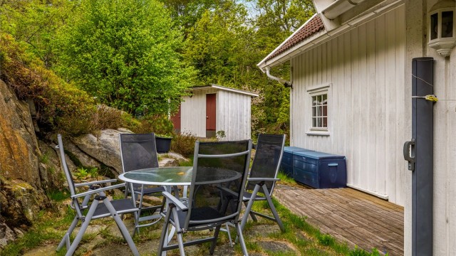 Uteplassen som avgrenses av fjellet i bakkant er godt skjermet for innsyn.