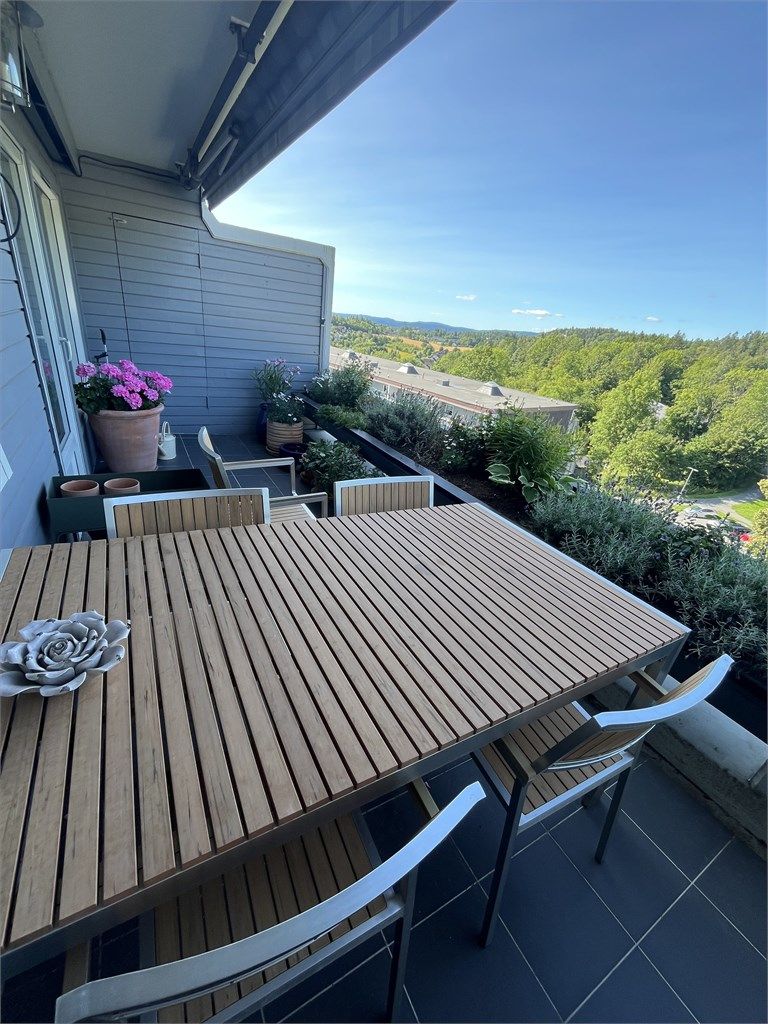 Balkongen har koselig spisegruppe for å nyte lyse sommerkvelder. 