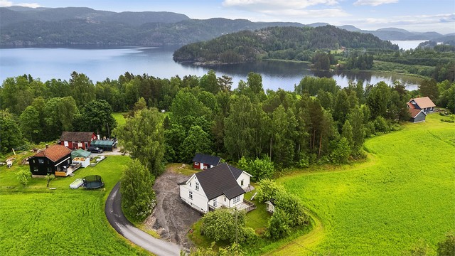 Flott enebolig i landlige omgivelser i Melum. Foto: A7 Media