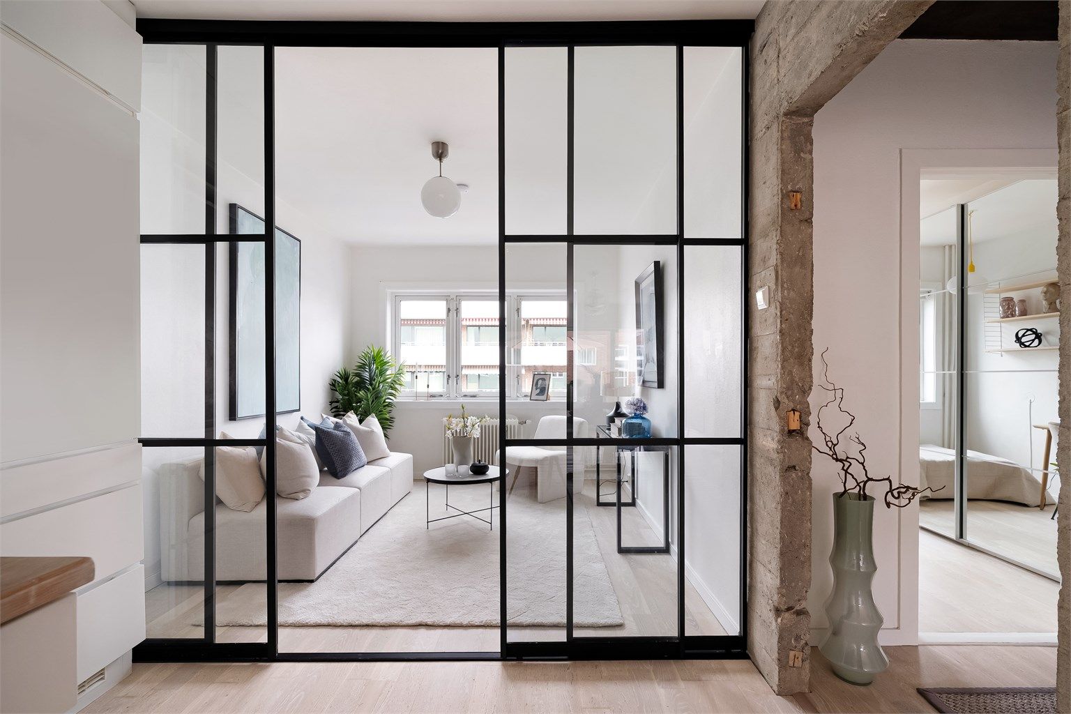 Velkommen til en romslig og innbydende bolig med gjennomgående god standard!