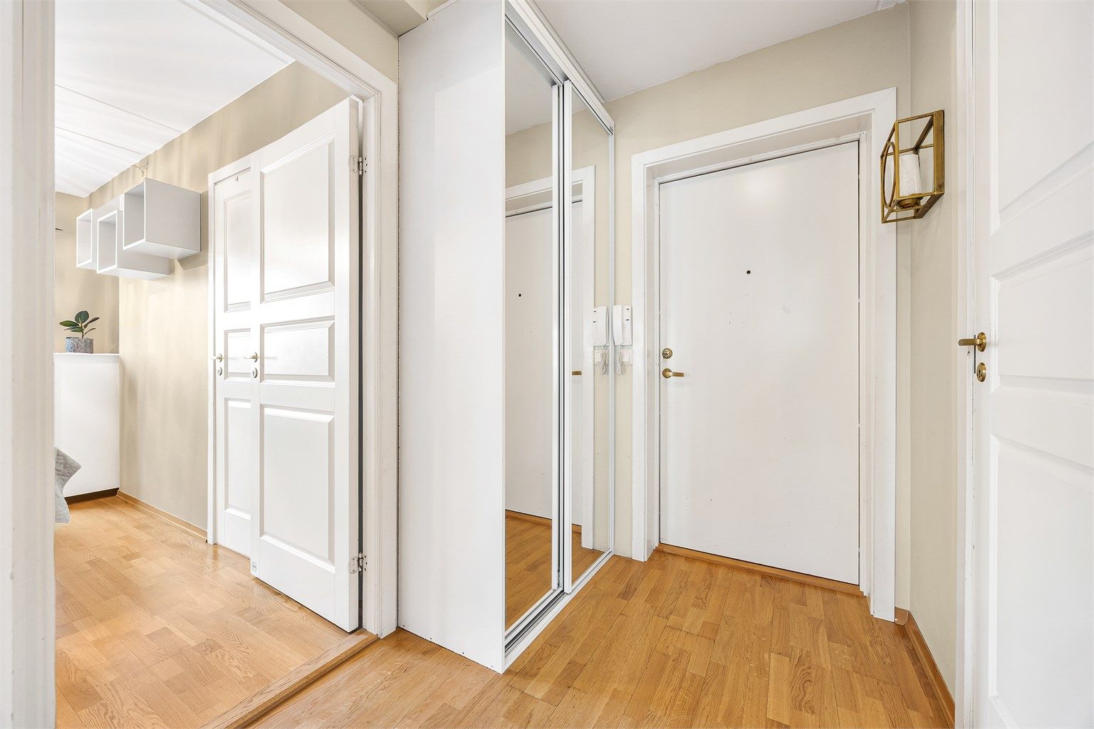 Entréen har en praktisk skyvedørsgarderobe med speilfronter, som gir gode oppbevaringsmuligheter for yttertøy.