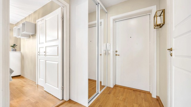 Entréen har en praktisk skyvedørsgarderobe med speilfronter, som gir gode oppbevaringsmuligheter for yttertøy.
