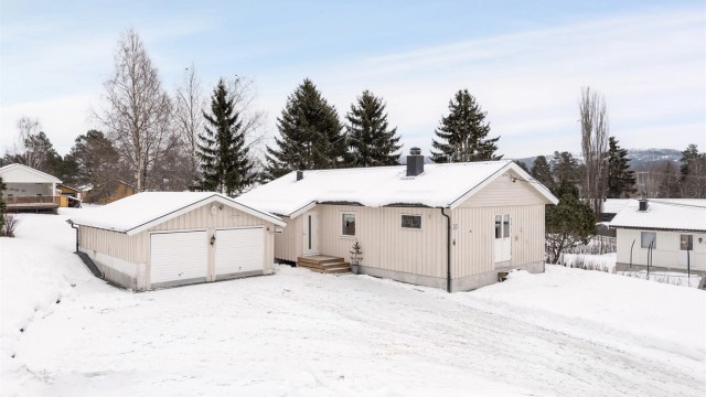 Velkommen til Bogstadsvingen 10, en oppgradert enebolig i et rolig og etablert boligområde.