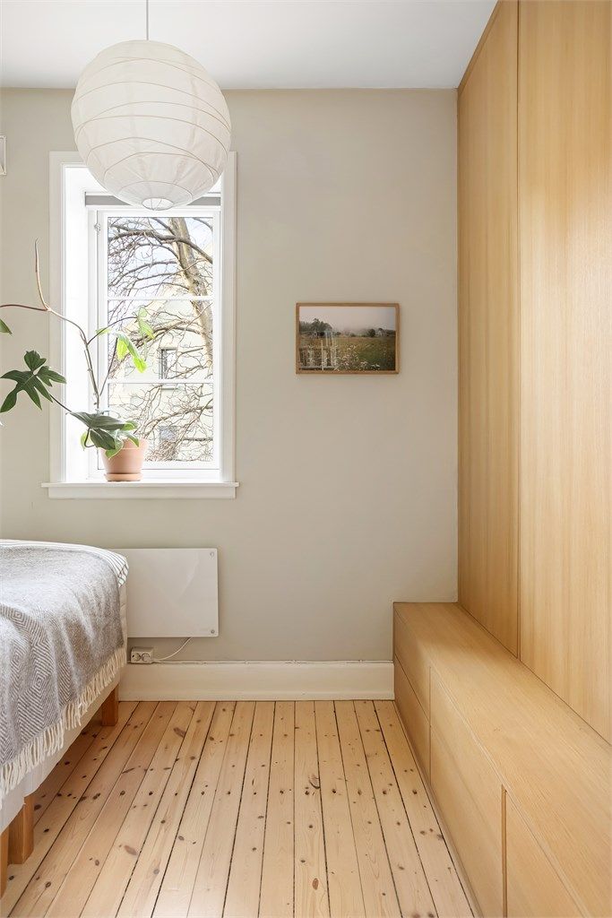 I 2021 ble garderobeskapet plassbygget av møbelsnekker. Garderobeskapet er innredet med en kombinasjon av skuffer, hyller og opphengsmuligheter