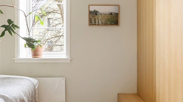 I 2021 ble garderobeskapet plassbygget av møbelsnekker. Garderobeskapet er innredet med en kombinasjon av skuffer, hyller og opphengsmuligheter