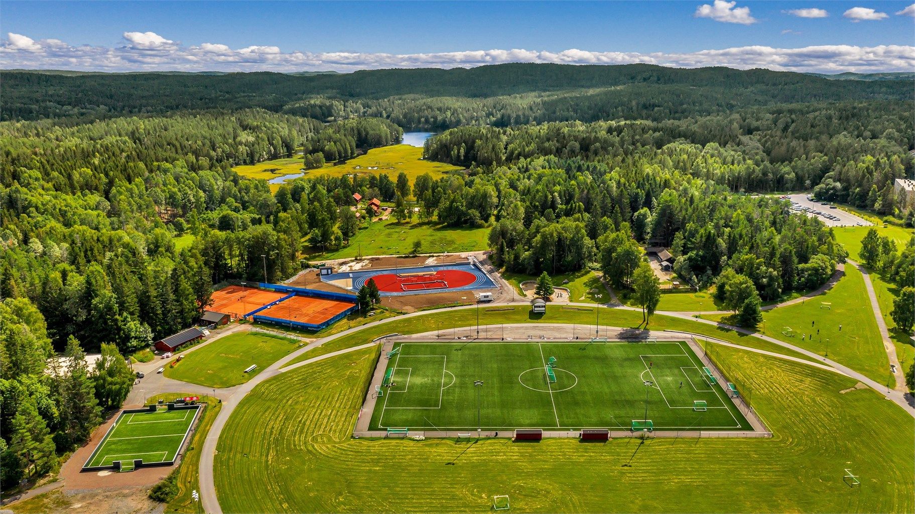 Haraløkka - idrettsanlegg og inngang til Østmarka! Her har du to kunstgressbaner, ballbinge, 200 meters løpebane og tufte-park! I tillegg har du tennisklubb!