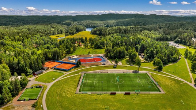Haraløkka - idrettsanlegg og inngang til Østmarka! Her har du to kunstgressbaner, ballbinge, 200 meters løpebane og tufte-park! I tillegg har du tennisklubb!