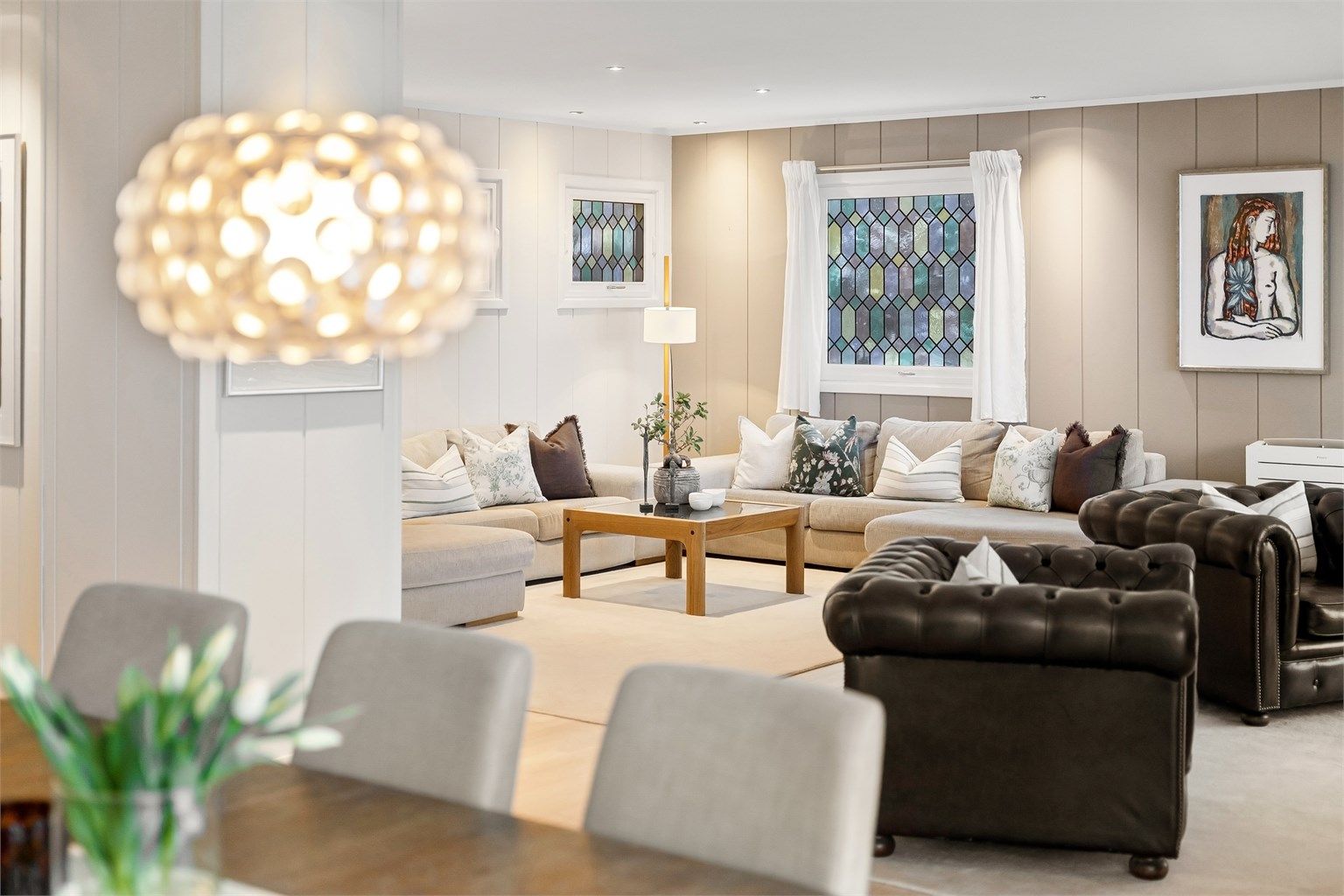 Den romslige stuen gir god plass til en stor sofagruppe.