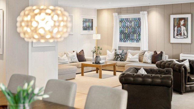Den romslige stuen gir god plass til en stor sofagruppe.