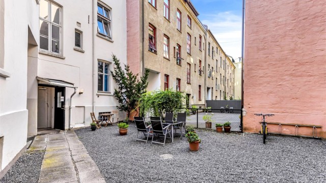 Hyggelig, felles bakgård. Bilde er tatt før stillas er satt opp i forbindelse med takrehabilitering.