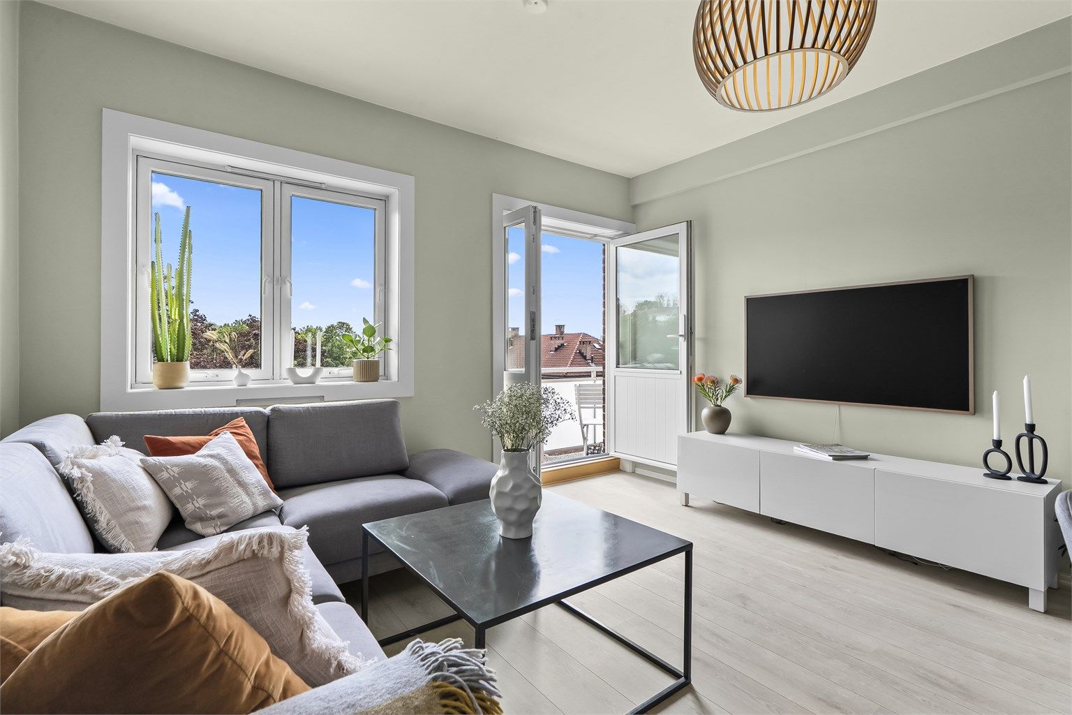 Boligen preges av store vindusflater som sørger for rikelig med lysinnslipp gjennom hele dagen. 