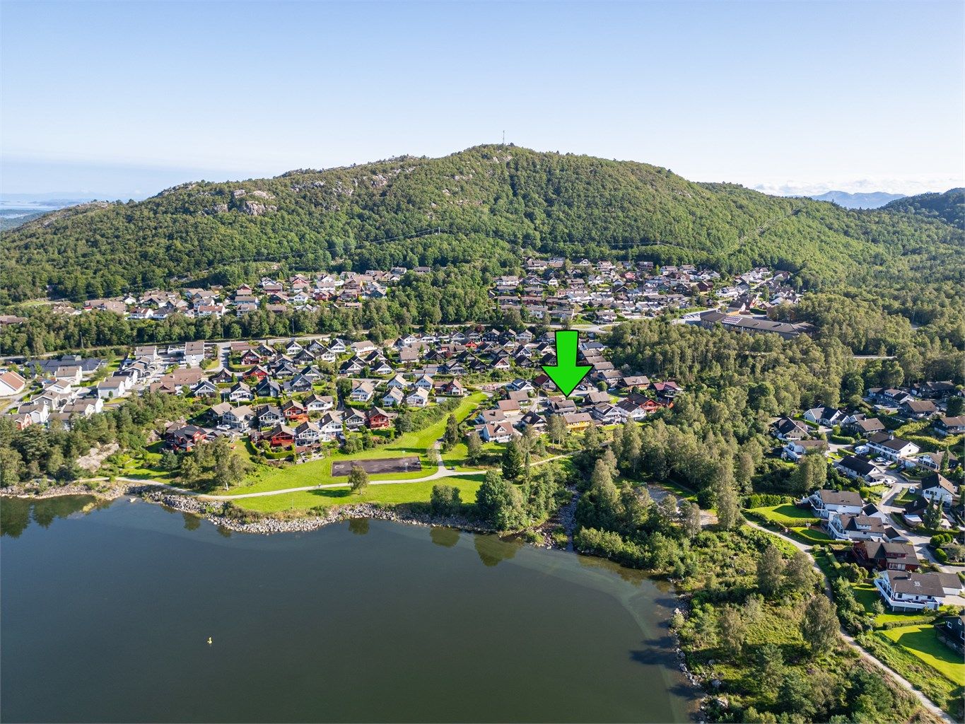 Eiendommen grenser til friareal ned mot Frøylandsvatnet. Et herlig rekreasjonsareal, med balløkke, badestrand og turløyper m.m.
Foto: Kristine Tofte